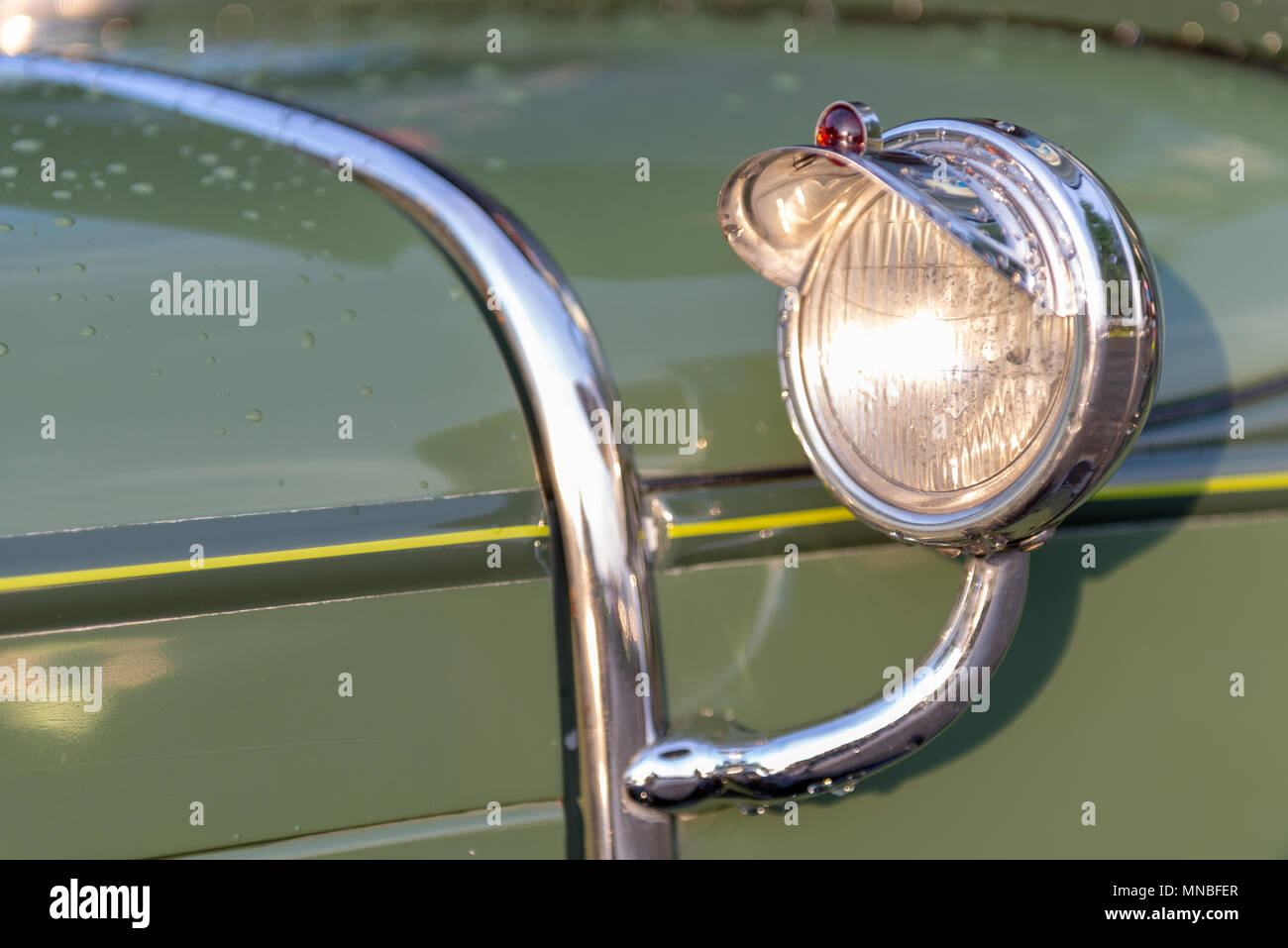 Scheinwerfer und Chrom Detail auf der Haube von Vintage classic Oldtimer Auto Stockfoto