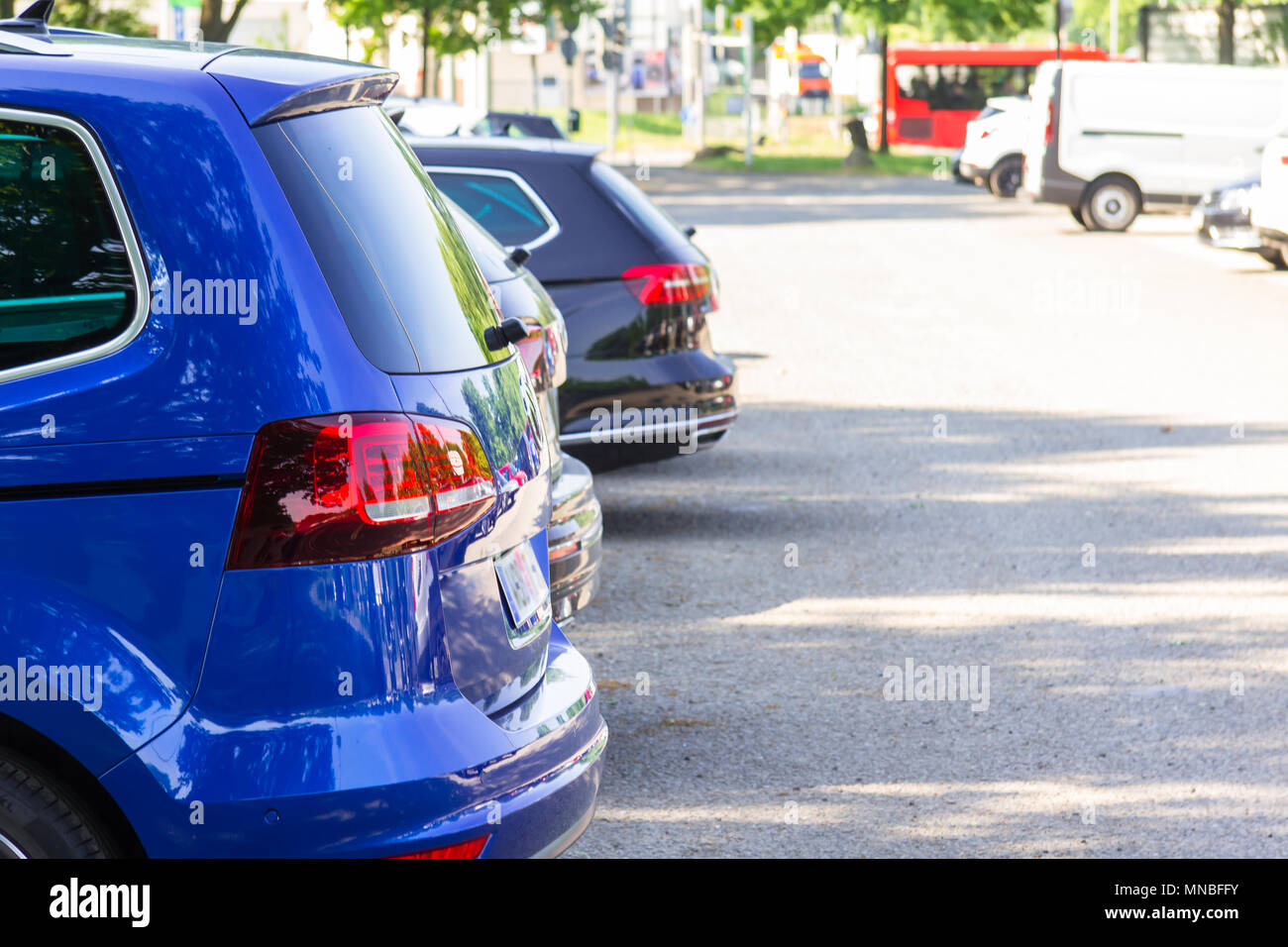 Moderne Autos parken auf einem städtischen Parkplatz Stockfoto