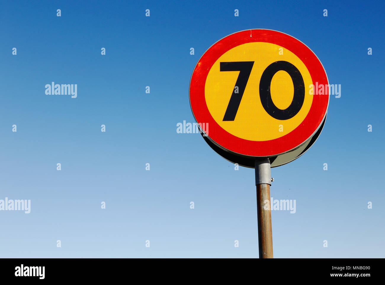 Linit unterzeichnen eine Geschwindigkeit 70 km/h gegen einen blauen Himmel. Stockfoto