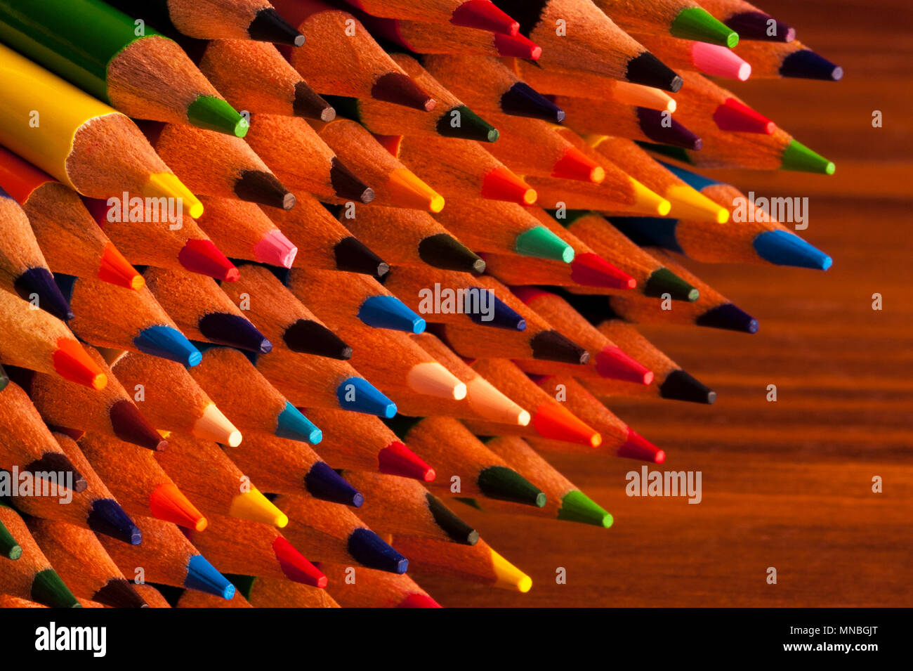Nahaufnahme der Bunte Bleistifte mit Designelementen in Reihen auf jeder anderen Erstellen bunte Muster gestapelt Stockfoto