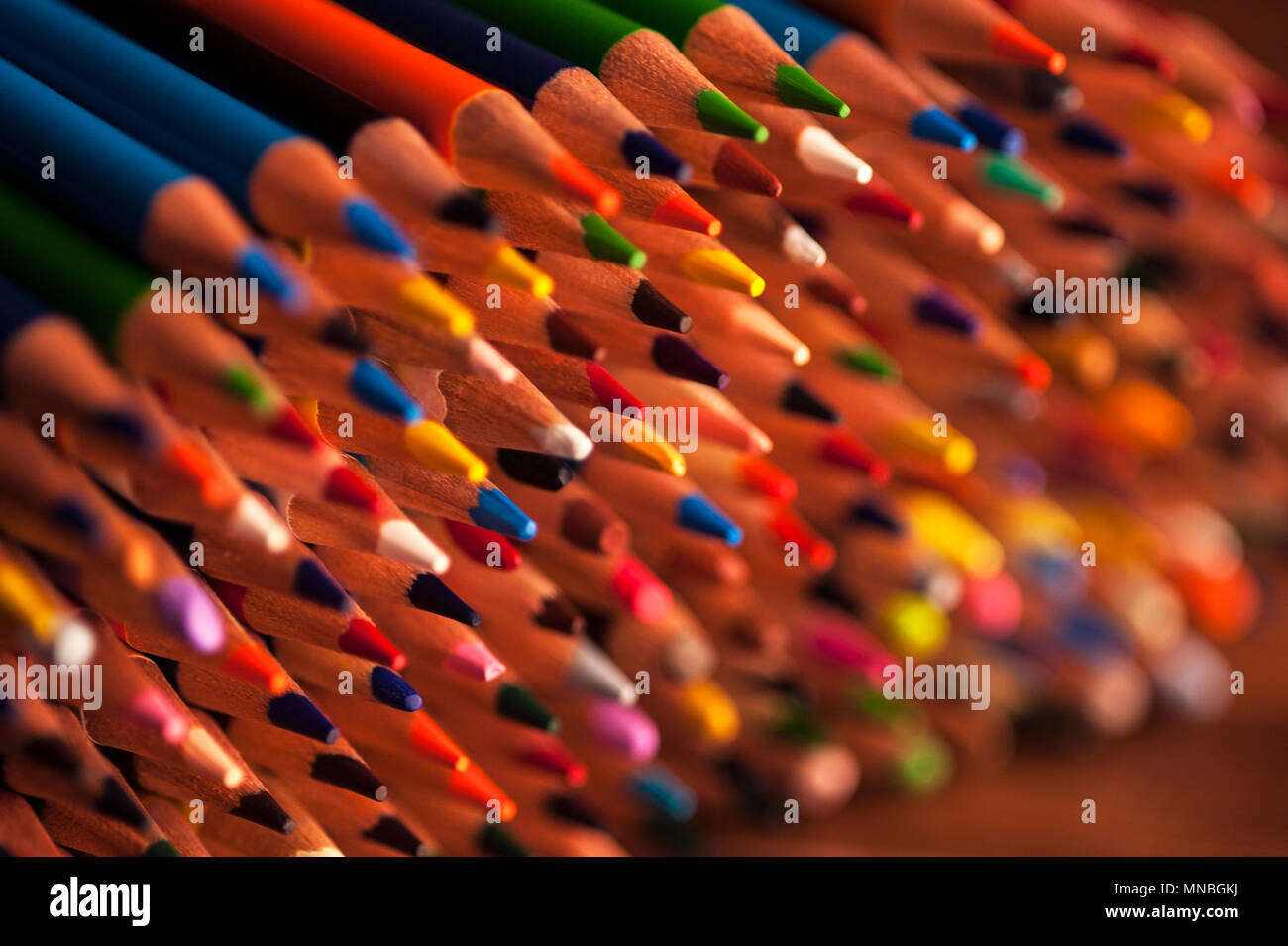 Nahaufnahme der Bunte Bleistifte mit Designelementen in Reihen auf jeder anderen Erstellen bunte Muster gestapelt Stockfoto