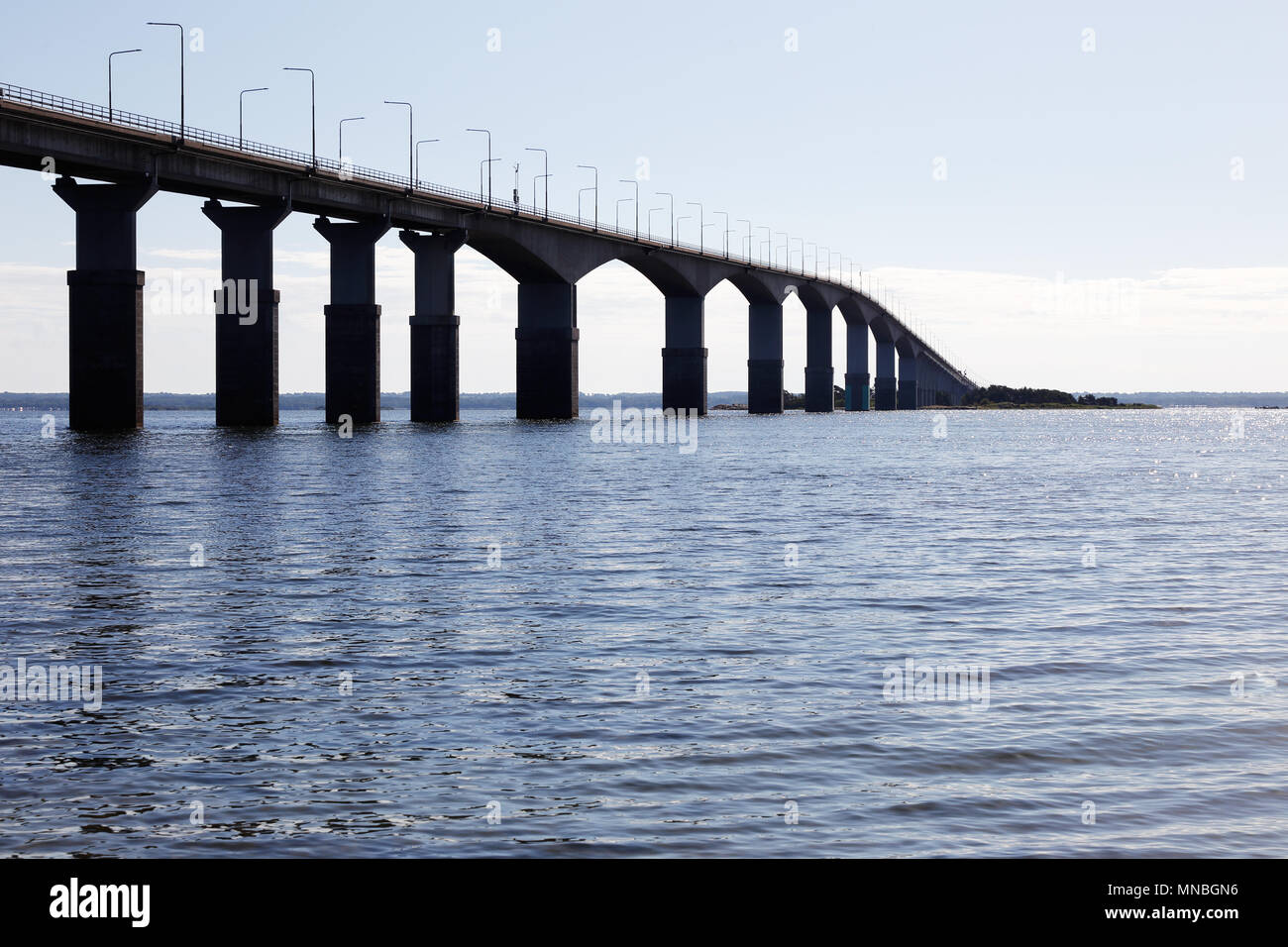 Die Oland Brücke vom schwedischen Festland gesehen. Stockfoto