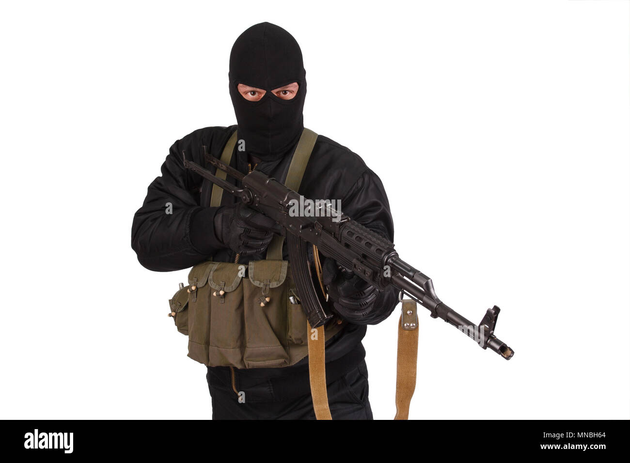Terrorist in schwarzen Uniform und Maske mit kalaschnikow isoliert Stockfoto