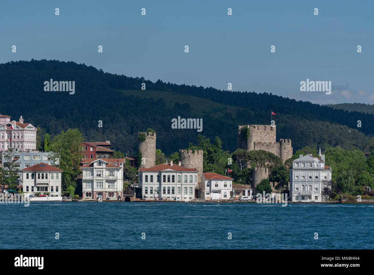 Anadoluhisari Festung und Yalis (Herrenhaus) des Bosporus, Beykoz District, in Istanbul, Türkei Stockfoto