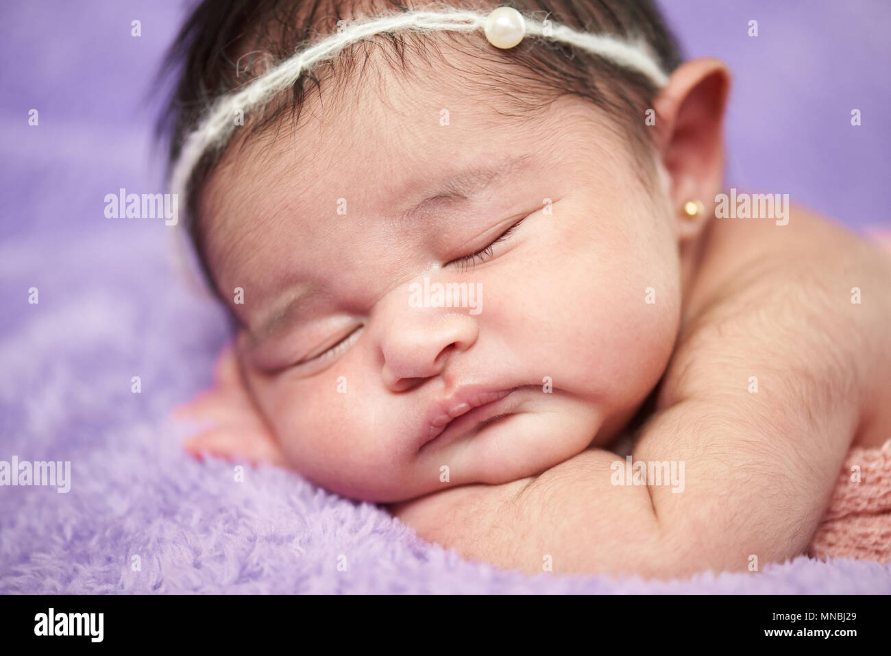 Makro Nahaufnahme neugeborenen Porträt im Schlaf Stockfoto