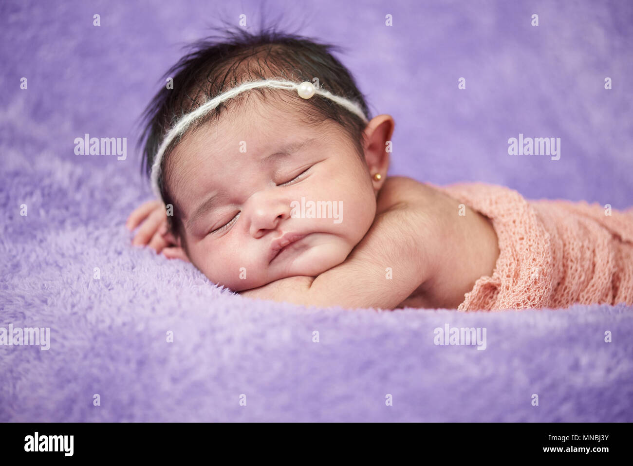 Asiatische neugeborenes Baby close-up Portrait auf unscharfen Hintergrund Stockfoto