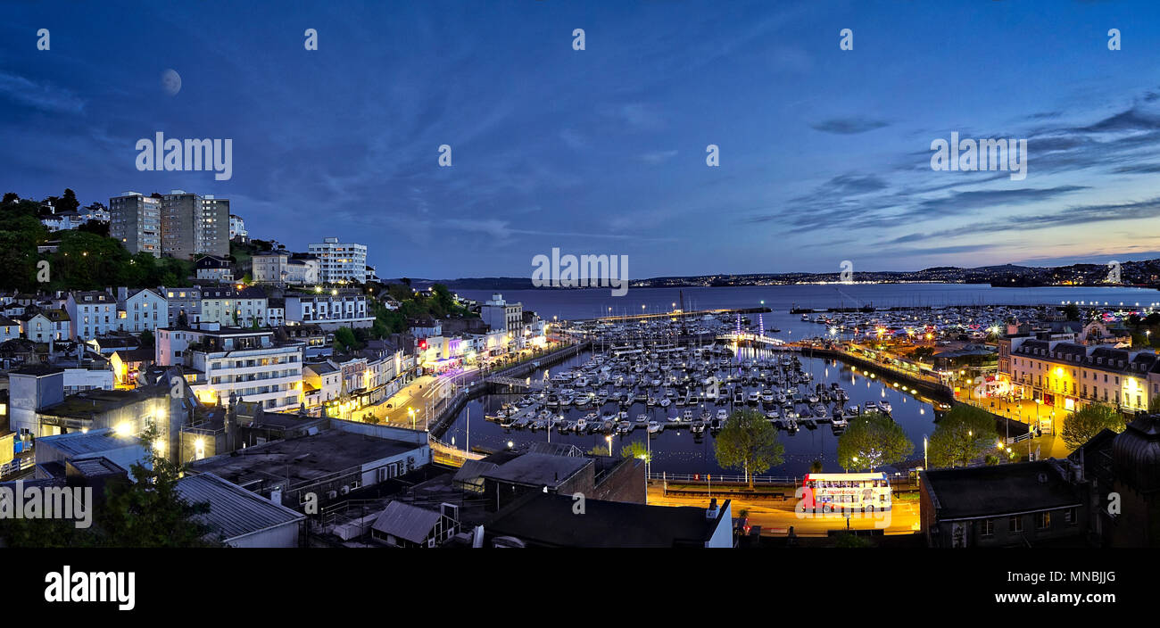 De - Devon: Panoramablick auf den Hafen von Torquay und die Stadt bei Nacht (HDR-Bild) Stockfoto