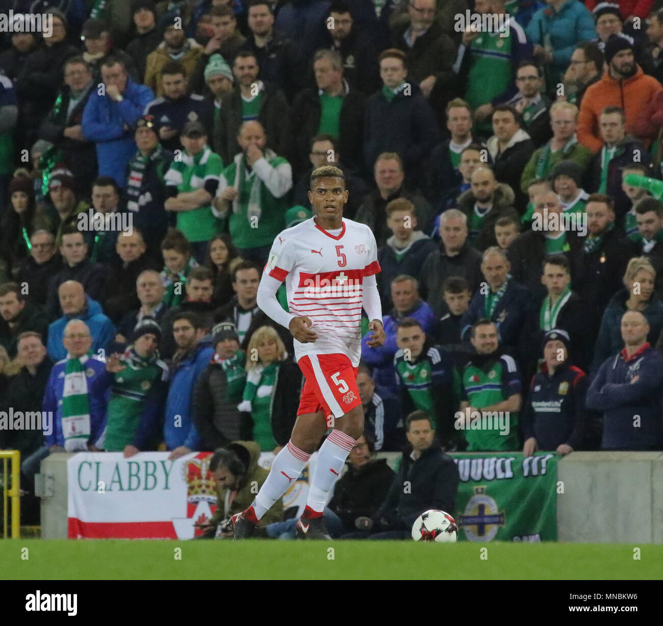 Schweiz internationale Manuel Akanji spielen für die Schweiz gegen Nordirland Belfast am 09. November 2017. FIFA 2018 WM-Qualifikationsspiel - Runde 2 Play-off (erste Etappe) Nordirland 0 Schweiz 1. Manuel Akanji der Schweiz. Stockfoto