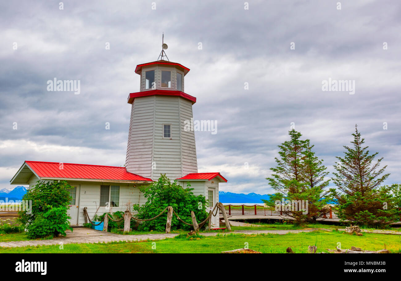Homer, Alaska, USA - Juni 28, 2017 Homer Leuchtturm sitzt auf der Kante der Kachemak Bucht bei bewölktem Himmel in Homer, Alaska. Stockfoto
