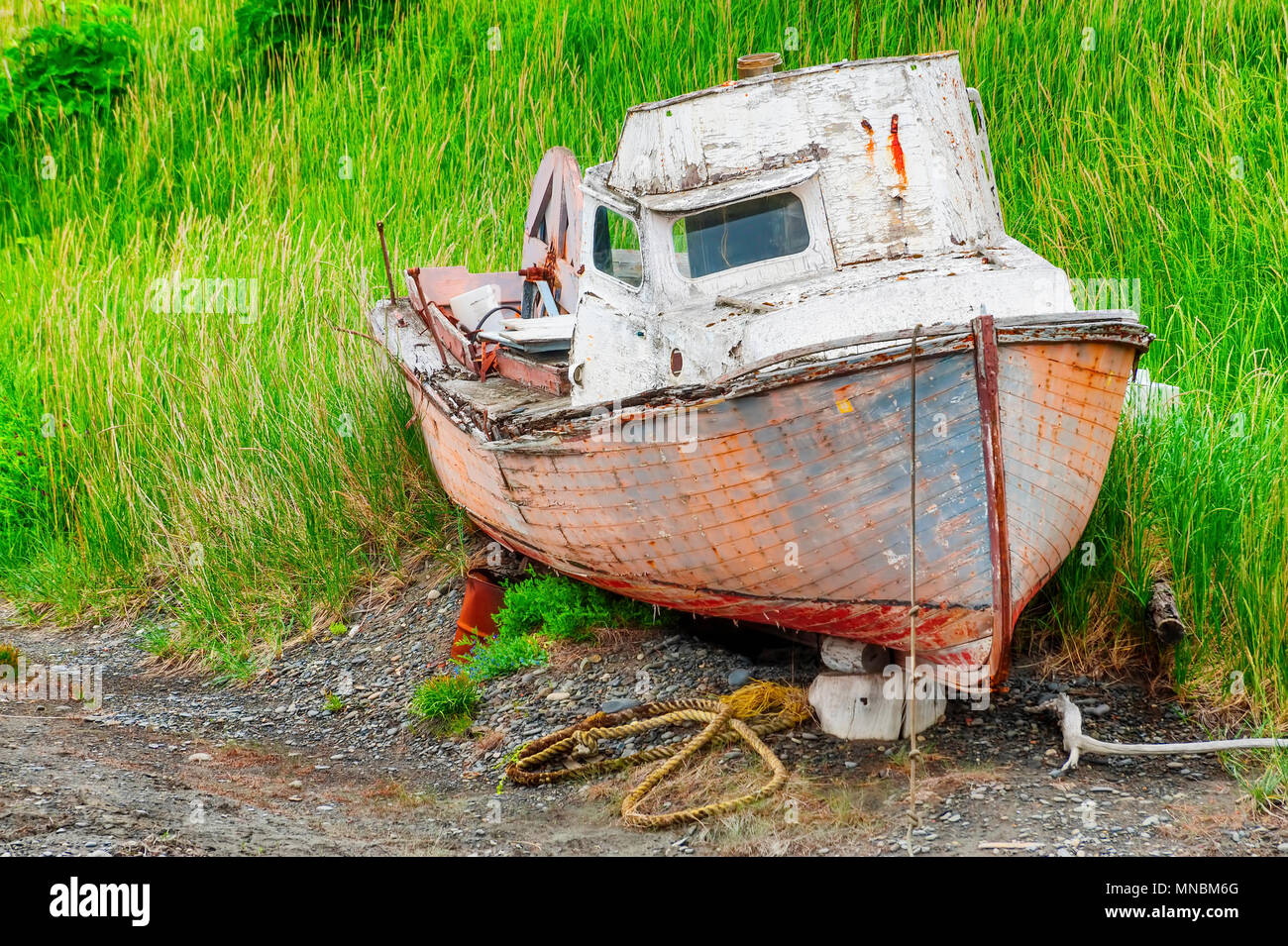 Verfallende verlassenen Schiff in eine Wiese vom Wanderweg am Ufer des Kachemak Bucht in Homer, Alaska gesehen. Stockfoto