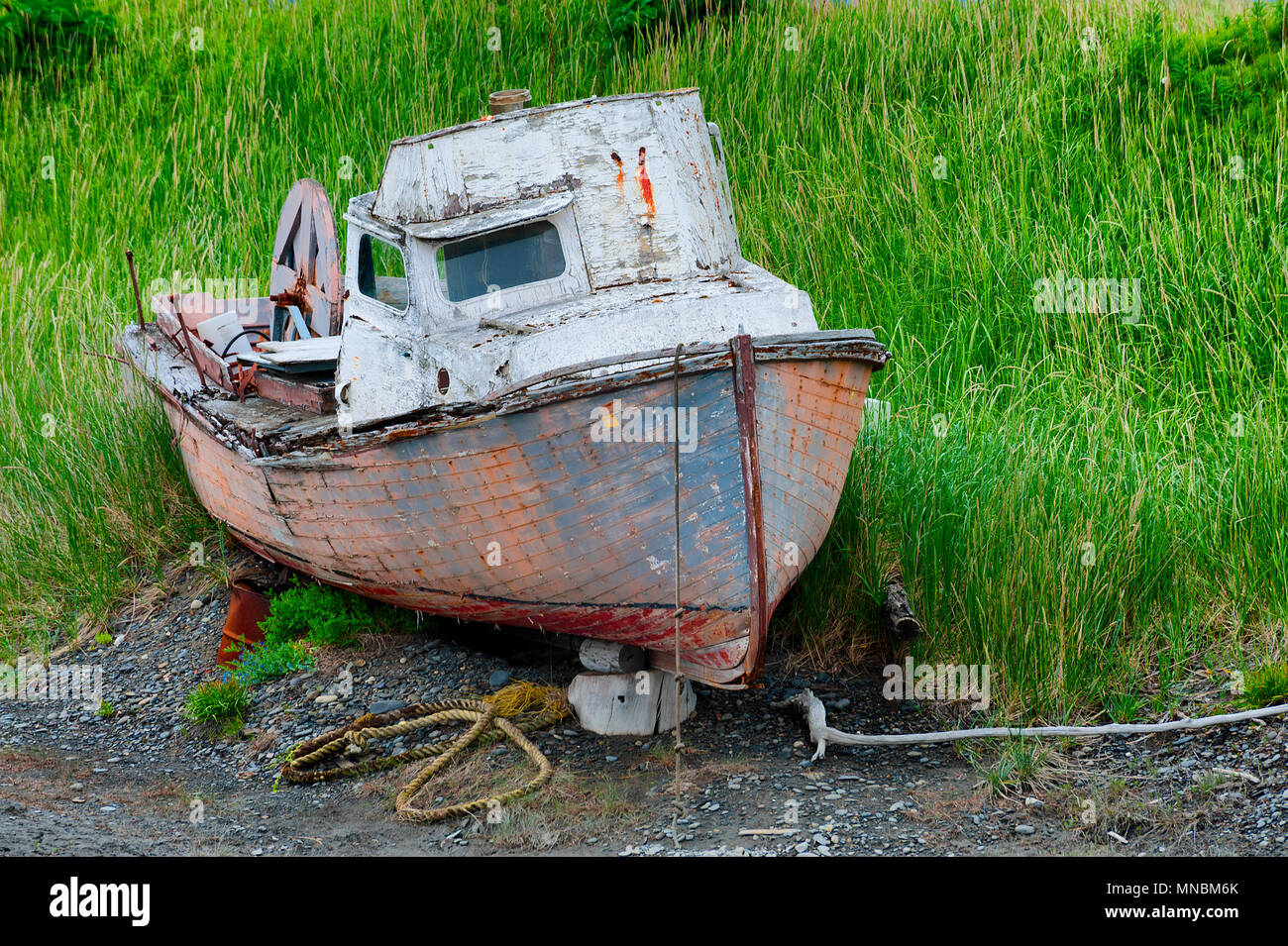 Verfallende verlassenen Schiff in eine Wiese vom Wanderweg am Ufer des Kachemak Bucht in Homer, Alaska gesehen. Stockfoto