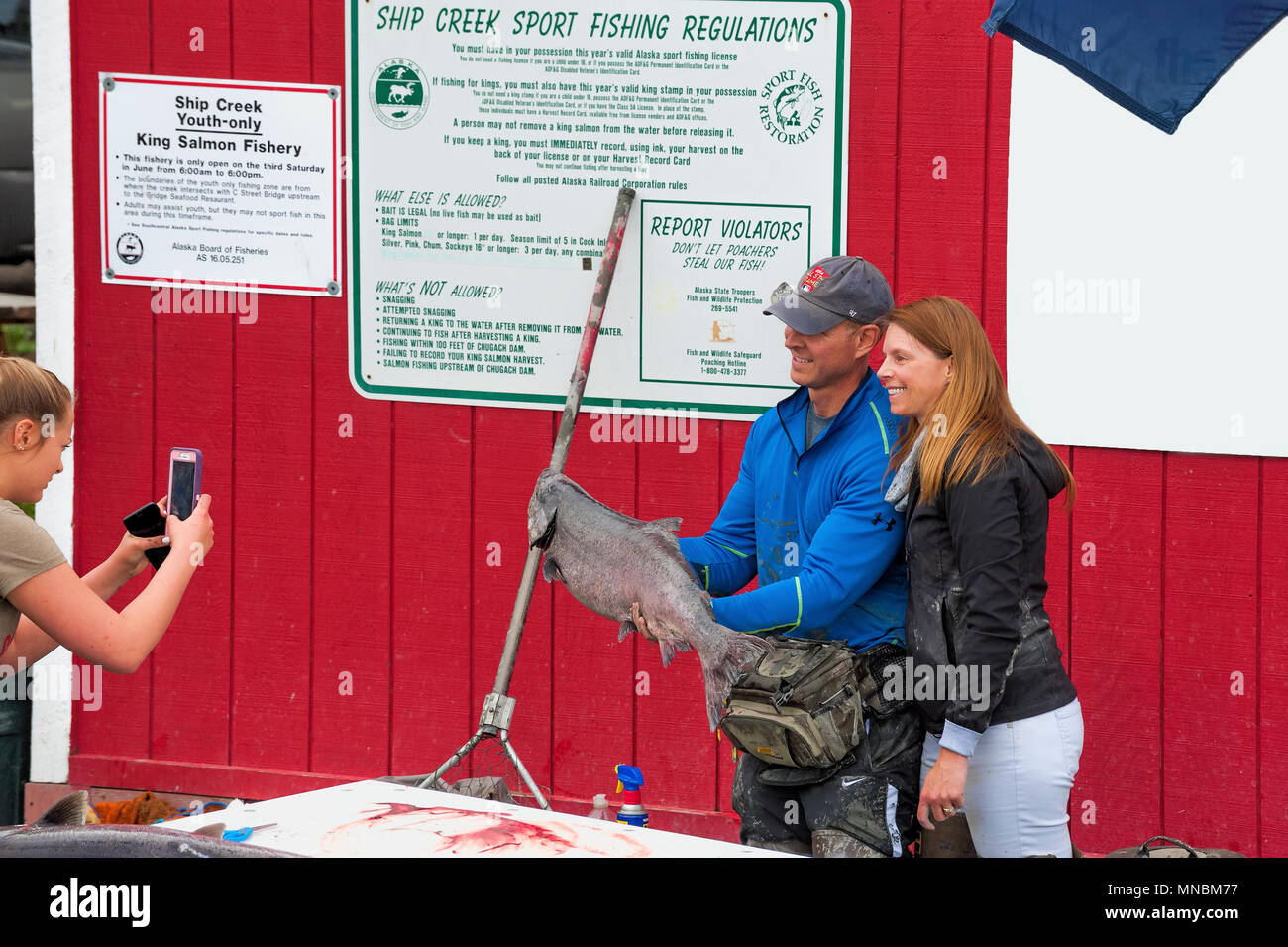 Anchorage, Alaska, USA - 30. Juni 2017: Eine stolze Paar für ein Bild mit Ihren frisch gefangenen Lachs Pose aus der Ship Creek in Anchorage, Alaska. Stockfoto