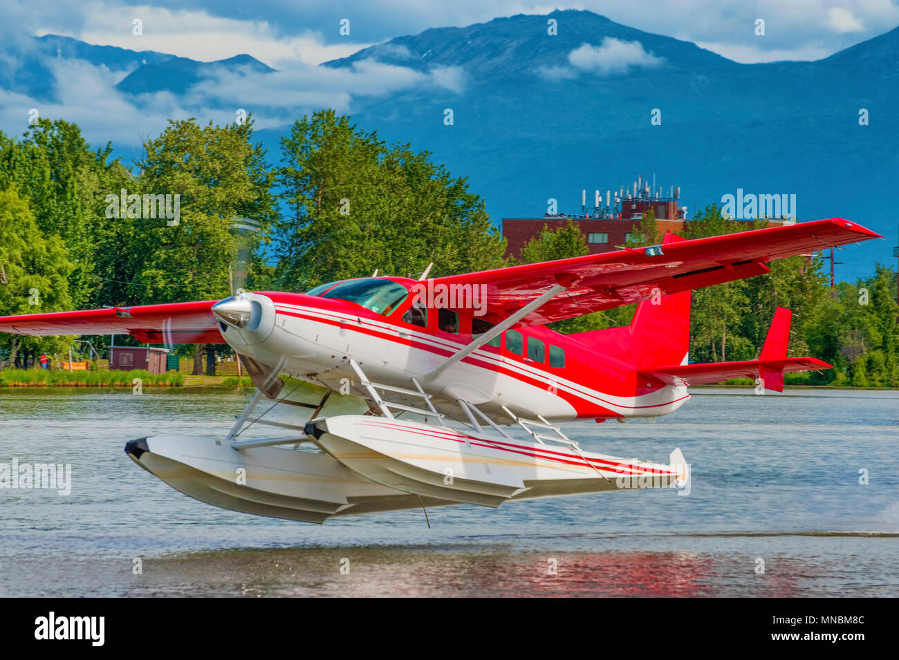 Eine rot-weiße Wasserflugzeug auf Lake Hood in Anchorage Alaska Stockfoto