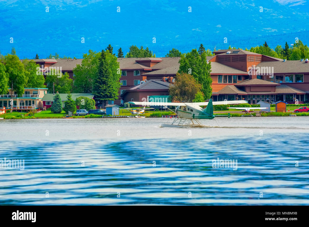 Ein wasserflugzeug Taxis zum Ende des Lake Hood in Anchorage, Alaska, wo es dann mit der Länge des Sees. Stockfoto