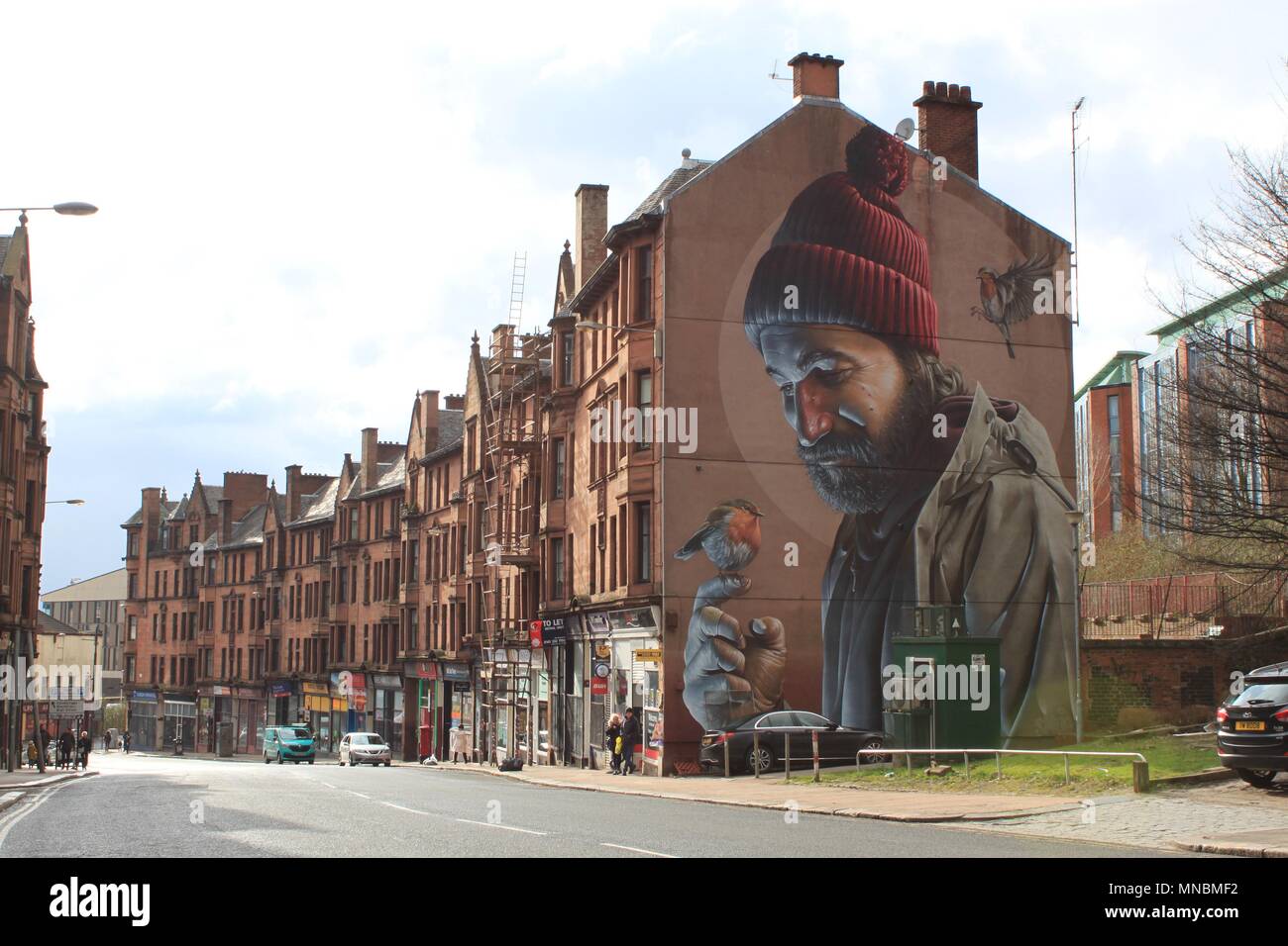 Glasgow High Street Wandbild eines Mann hält einen Robin von Selbstgefälligen Stockfoto
