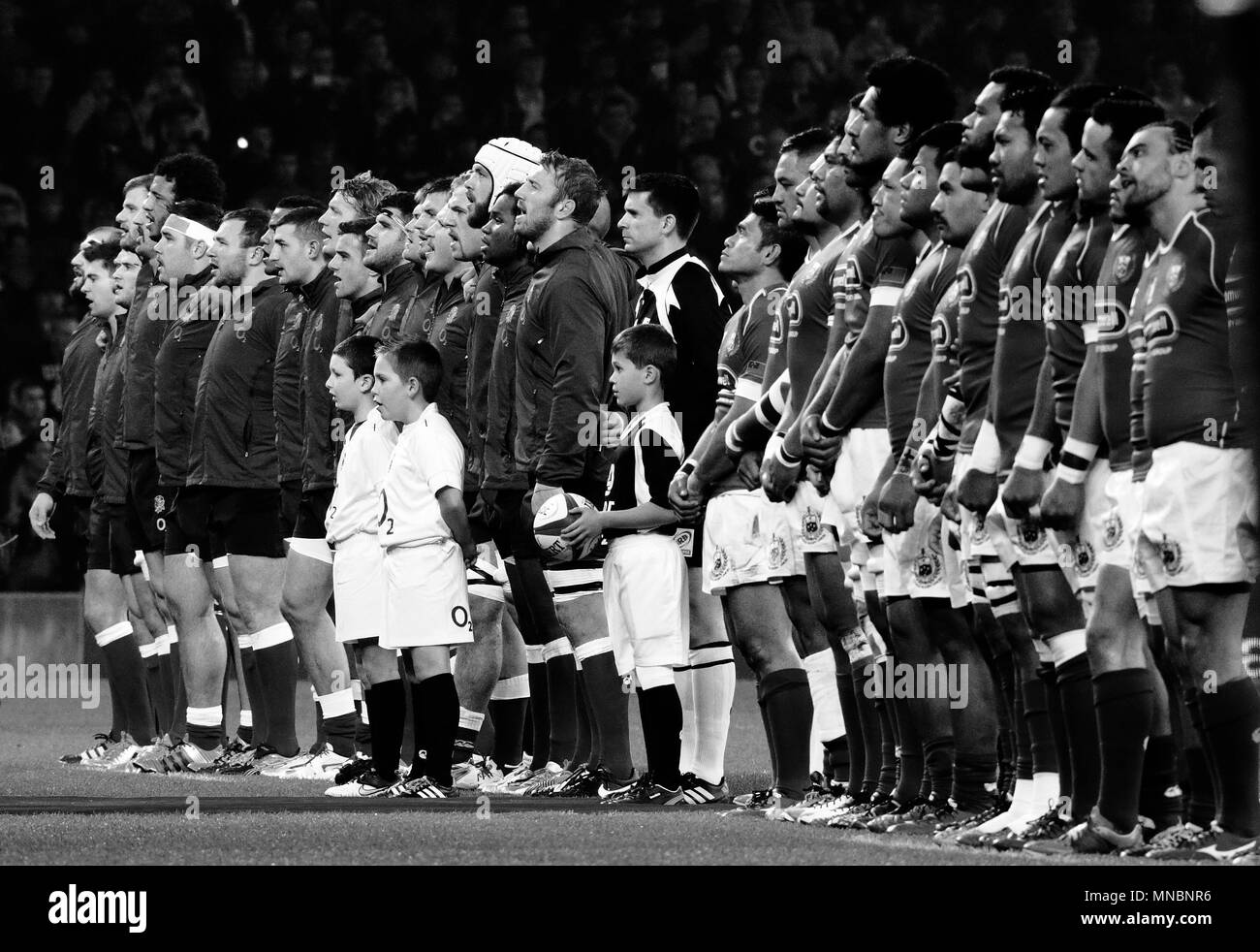 England und Samoa Linie bis zu den Nationalhymnen während des QBE-Länderspiel zwischen England und Samoa in Twickenham Stadium. London, England. 22. November 2014 Stockfoto