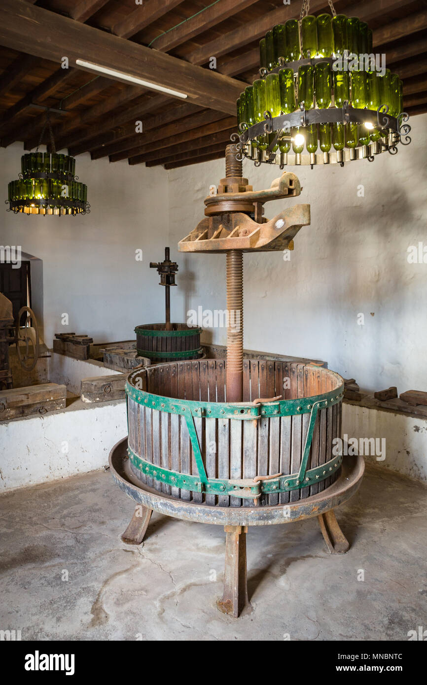 LANZAROTE, KANARISCHE INSELN, SPANIEN: Eine alte hölzerne Weinpresse. Stockfoto