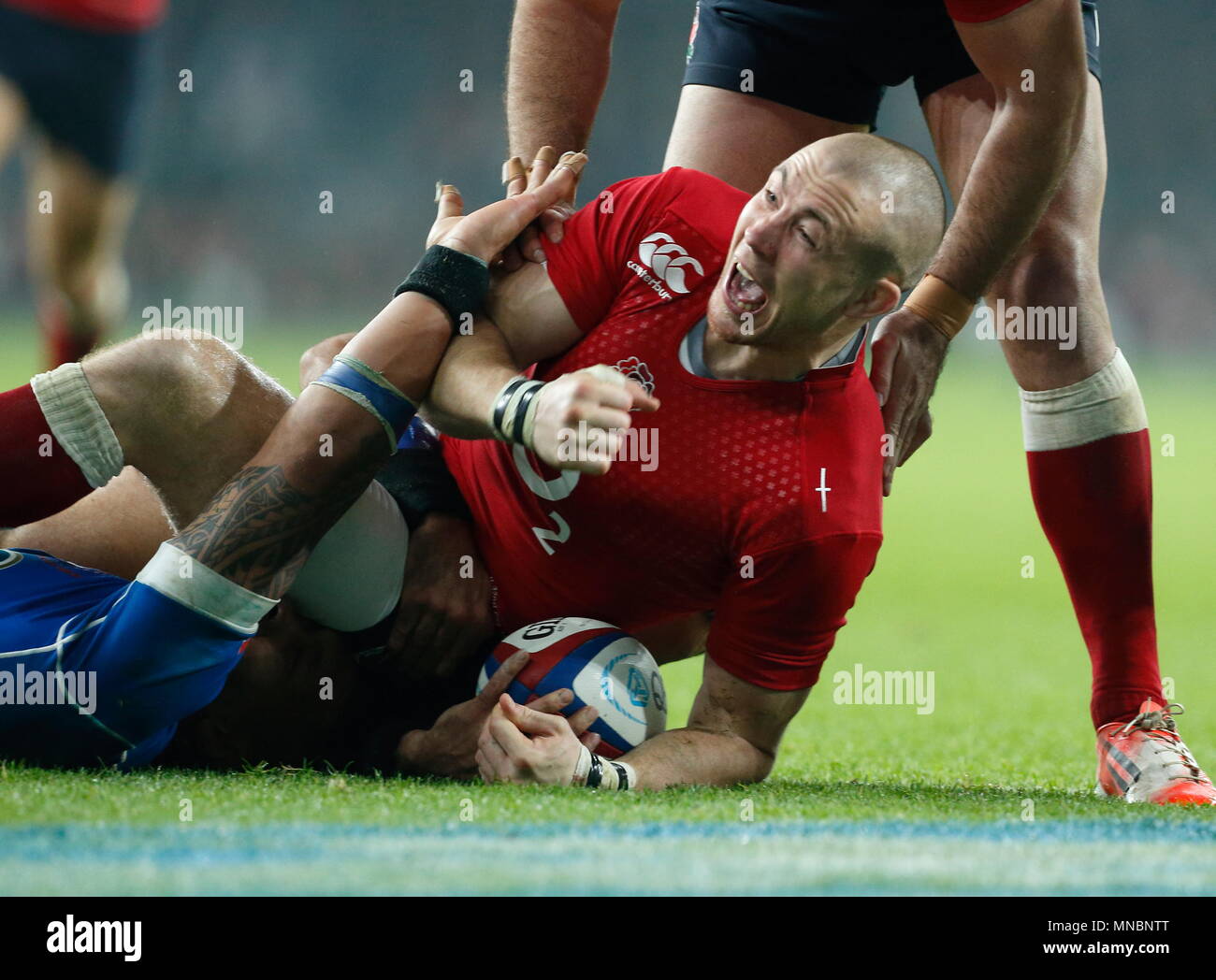 England's Mike Brown (ganz hinten) zweiter Versuch für England während der QBE-Länderspiel zwischen England und Samoa in Twickenham Stadium. London, England. 22. November 2014 Stockfoto