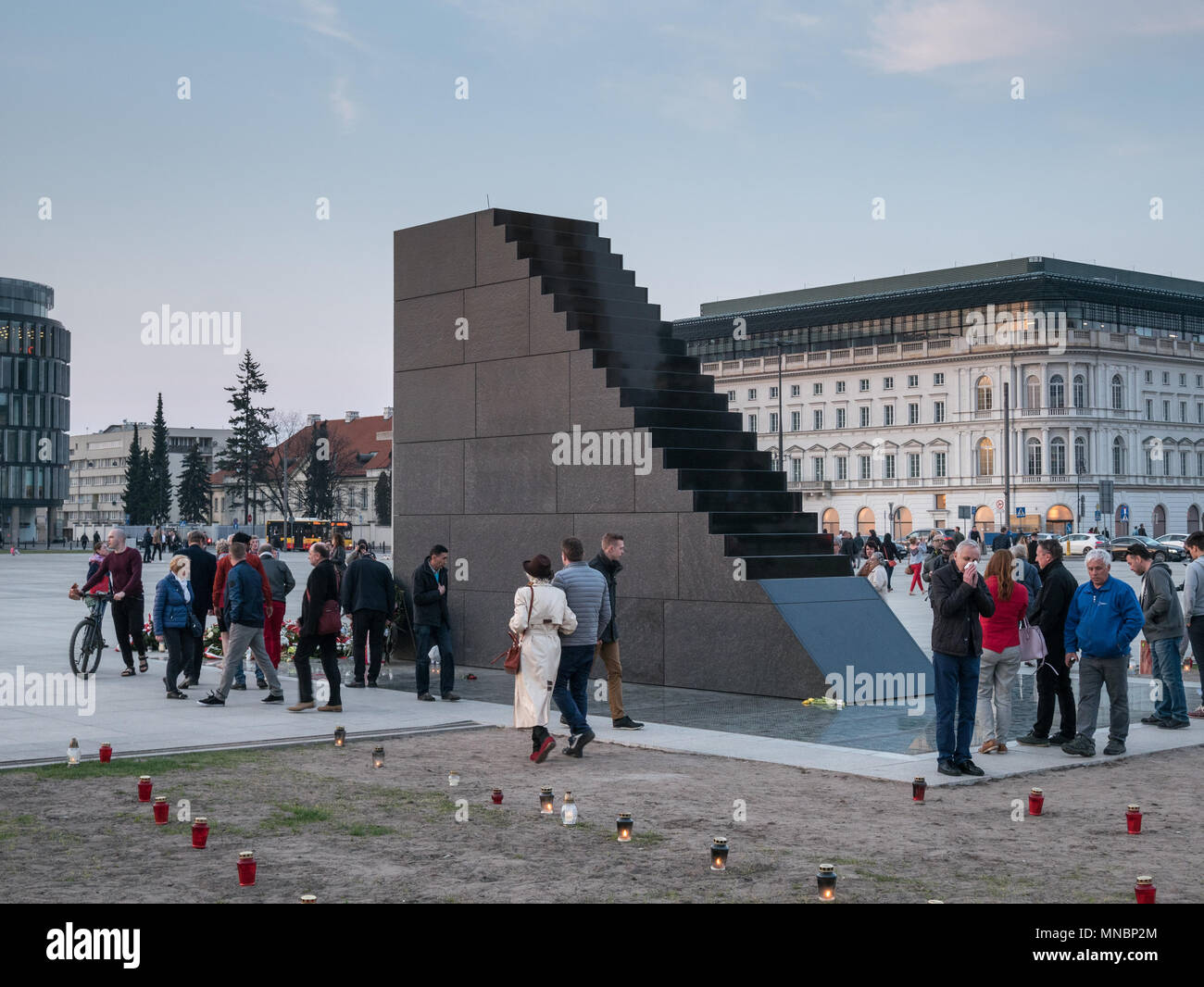 Die Menschen sind, die sich um die neu vorgestellte Denkmal für die Opfer des Flugzeugabsturzes in Smolensk, Warschau, Polen Stockfoto