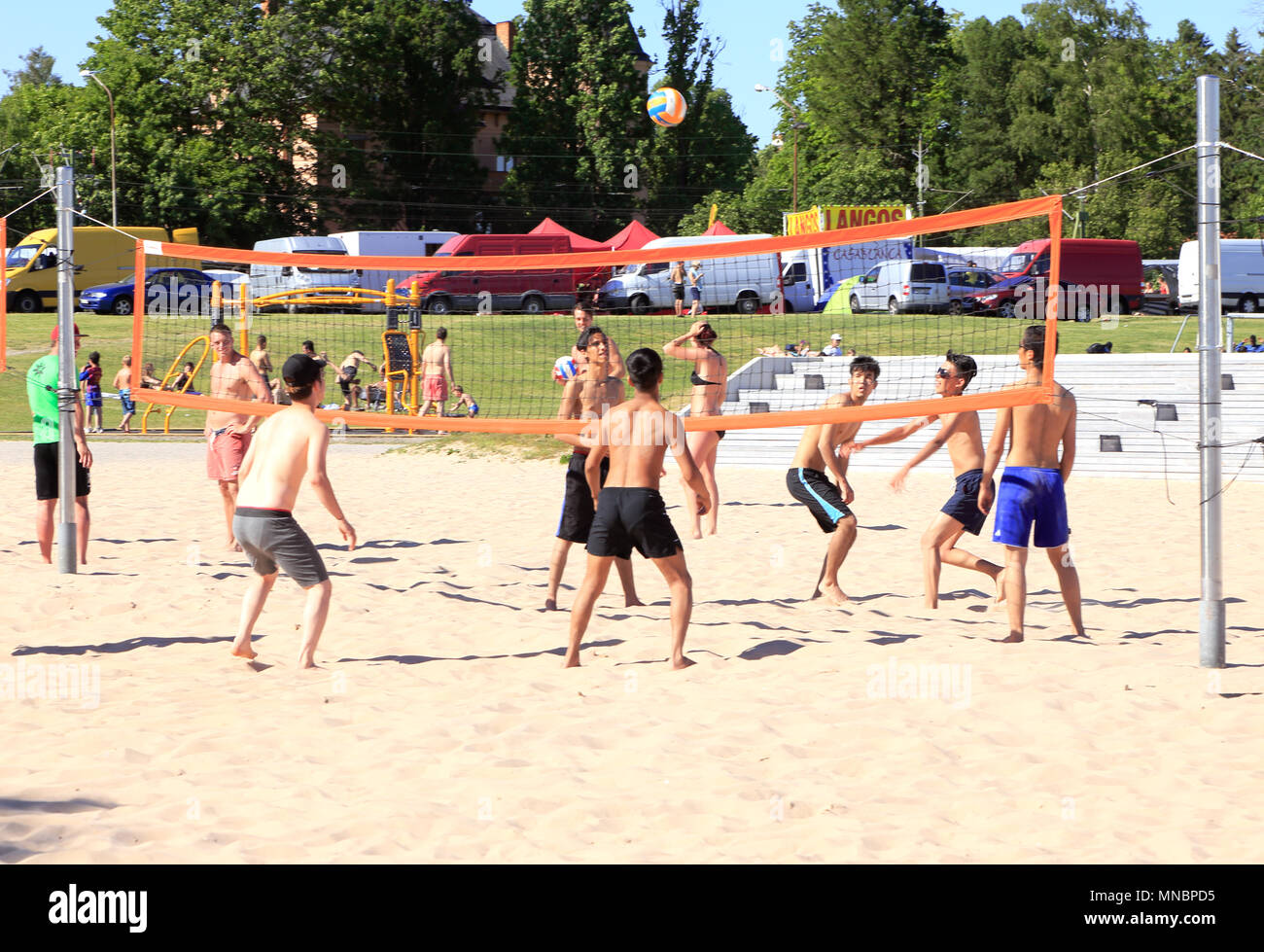 Vasteras, Schweden - 3. Juli 2015: Spontane jugendliche Beachvolleyball am Strand Logarangen. Stockfoto