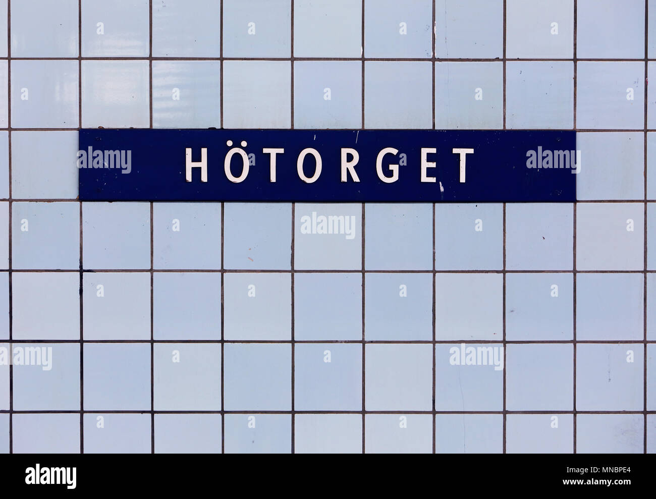 Stockholm, Schweden, 12. Dezember 2013: Stockholmer U-Bahn station Hötorget station name Zeichen auf blauen Kacheln, Stockfoto
