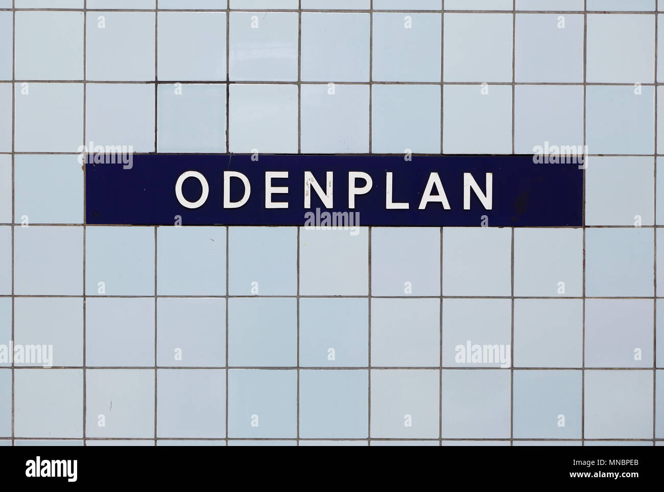 Stockholm, Schweden, 27. Dezember 2013: Stockholmer U-Bahnhof Odenplan name Zeichen an der Plattform. Stockfoto