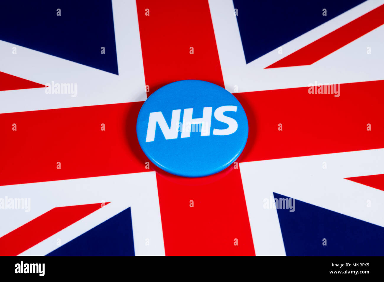 LONDON, UK, 27. April 2018: Die National Health Service Symbol über die britische Flagge, am 27. April 2018. Der NHS wurde 1948 als eine der etablierten Stockfoto