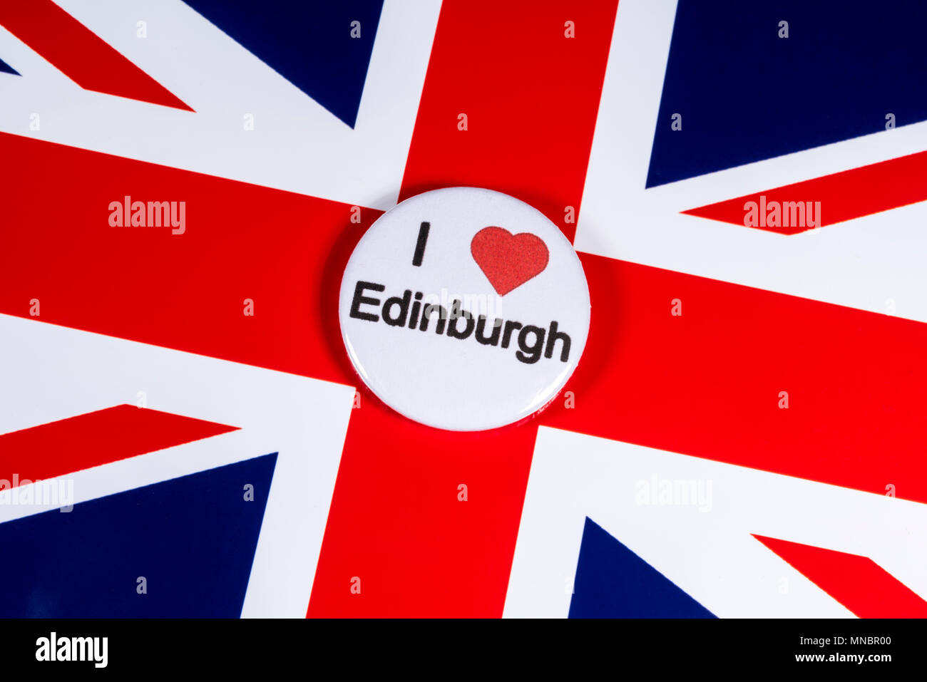 LONDON, UK, 27. APRIL 2018: Ein ich liebe Edinburgh Abzeichen abgebildet über die britische Flagge, am 27. April 2018. Stockfoto