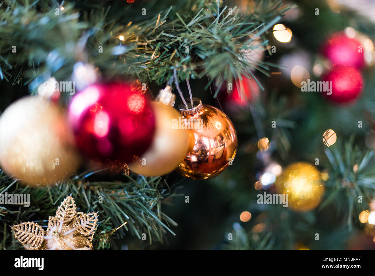 Weihnachtsschmuck auf einem Xmas Tree Stockfoto