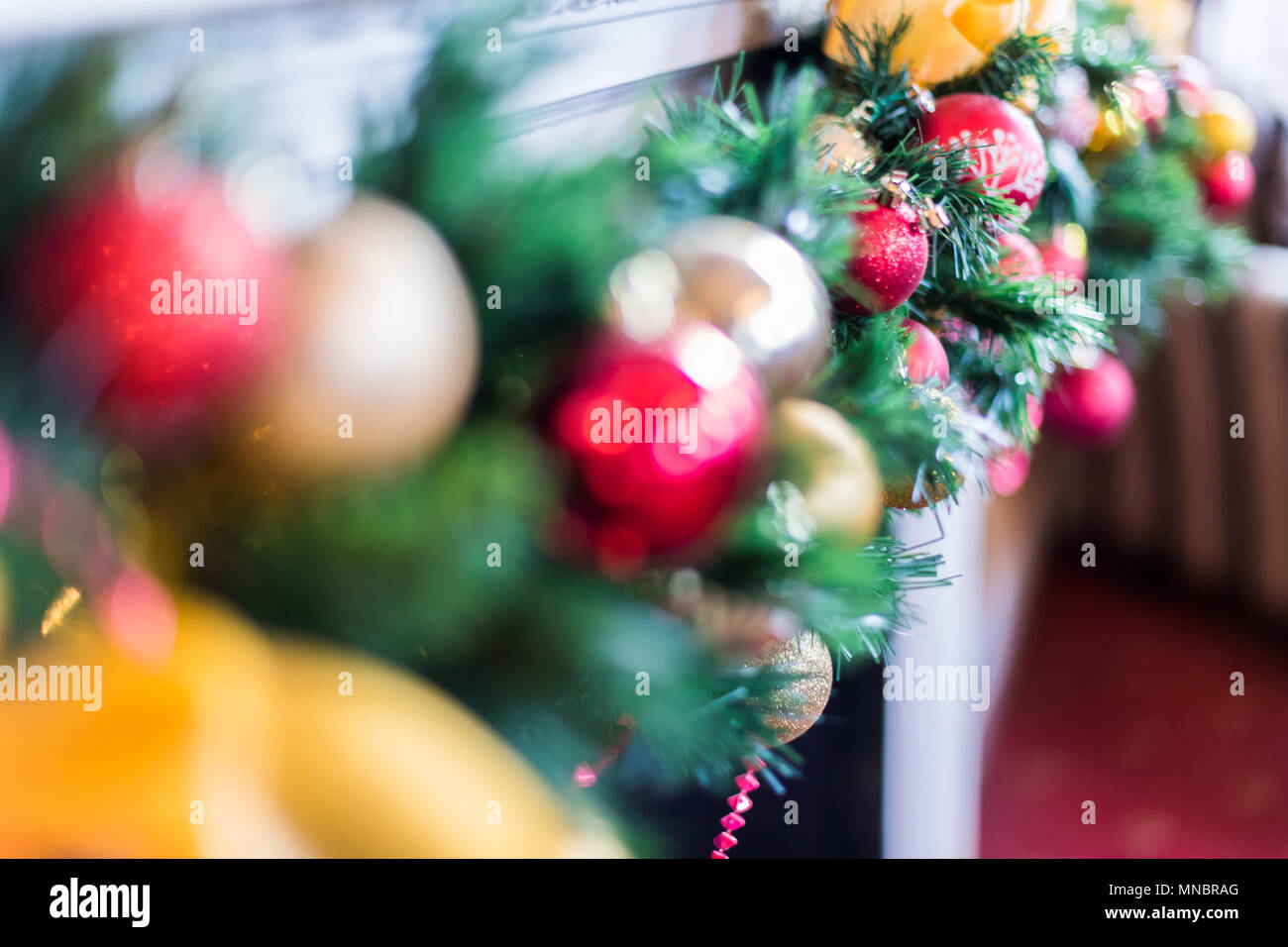 Weihnachtsschmuck auf einem Xmas Tree Stockfoto