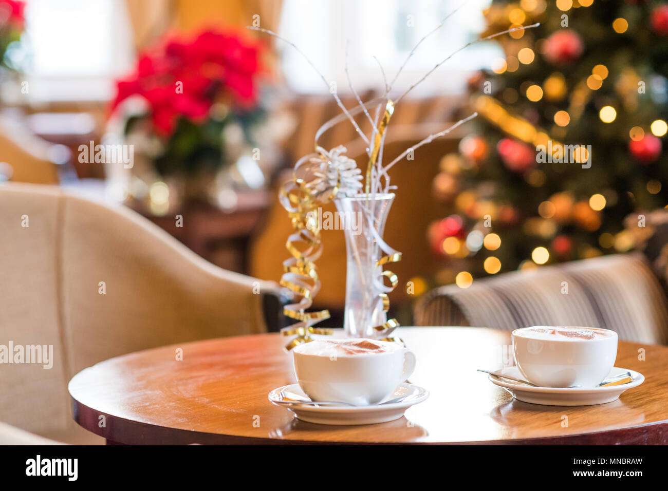 2 Kaffeetassen auf einem Tisch zu Weihnachten Stockfoto