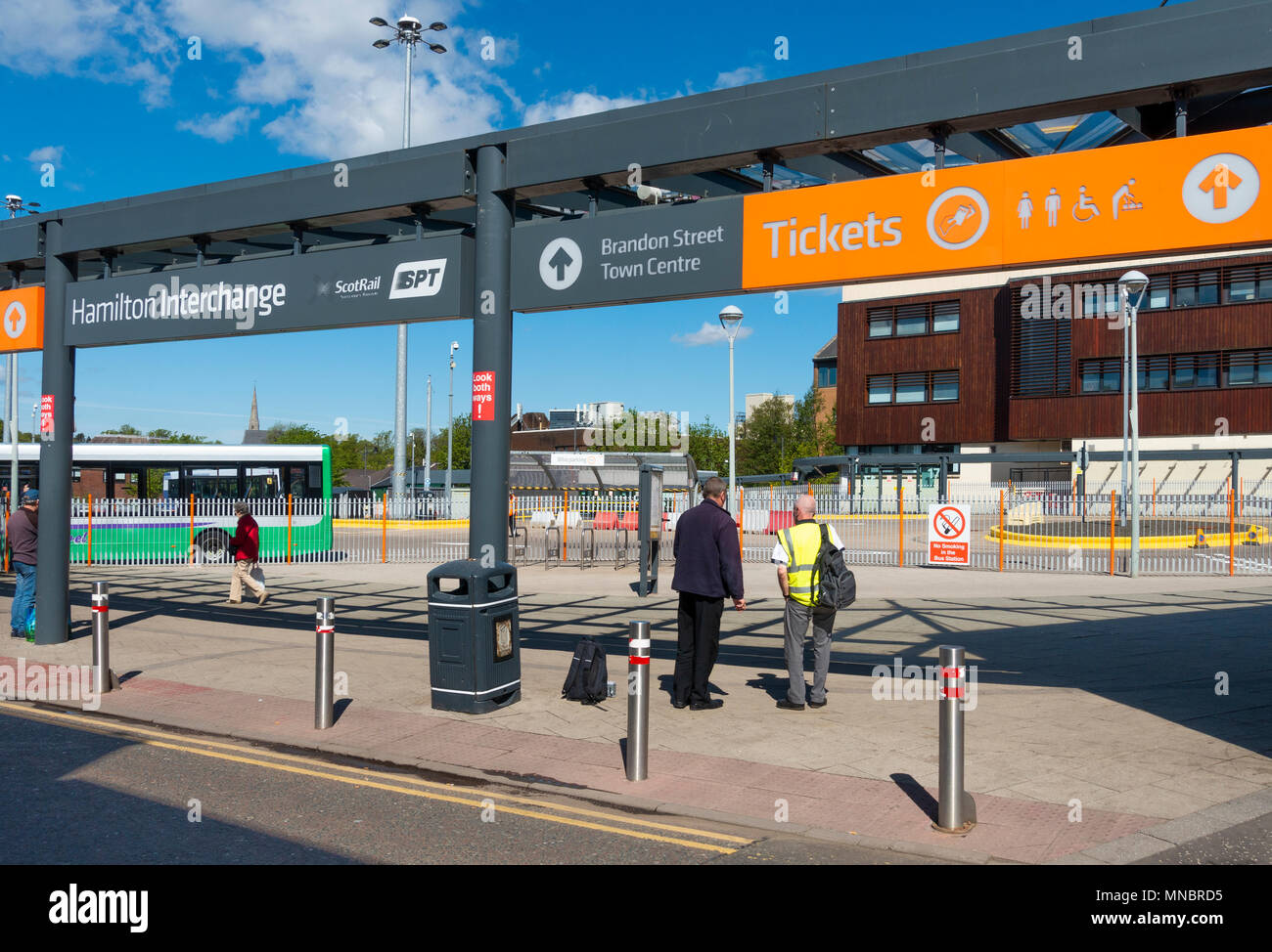 Hamilton Interchange, eine Verbindung zwischen dem Bahnhof, direkt angrenzend, aber nicht gesehen, und der Bushaltestelle, gesehen. Schottland. Stockfoto