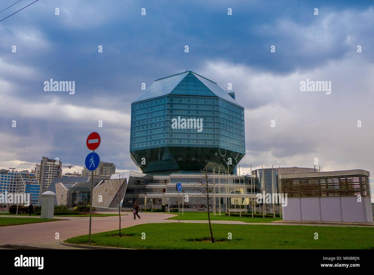 MINSK, Weißrussland - Mai 01, 2018: Der Nationalbibliothek in Minsk ist eine Urheberrecht Bibliothek der Republik Belarus. Es ist jetzt in einer neuen 72 Meter hohen Gebäude in Minsk entfernt Stockfoto