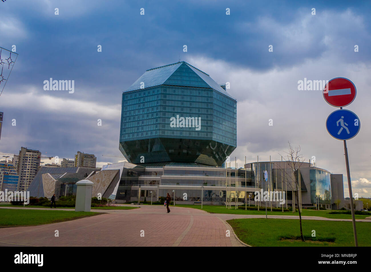 MINSK, Weißrussland - Mai 01, 2018: Der Nationalbibliothek in Minsk ist eine Urheberrecht Bibliothek der Republik Belarus. Es ist jetzt in einer neuen 72 Meter hohen Gebäude in Minsk entfernt Stockfoto