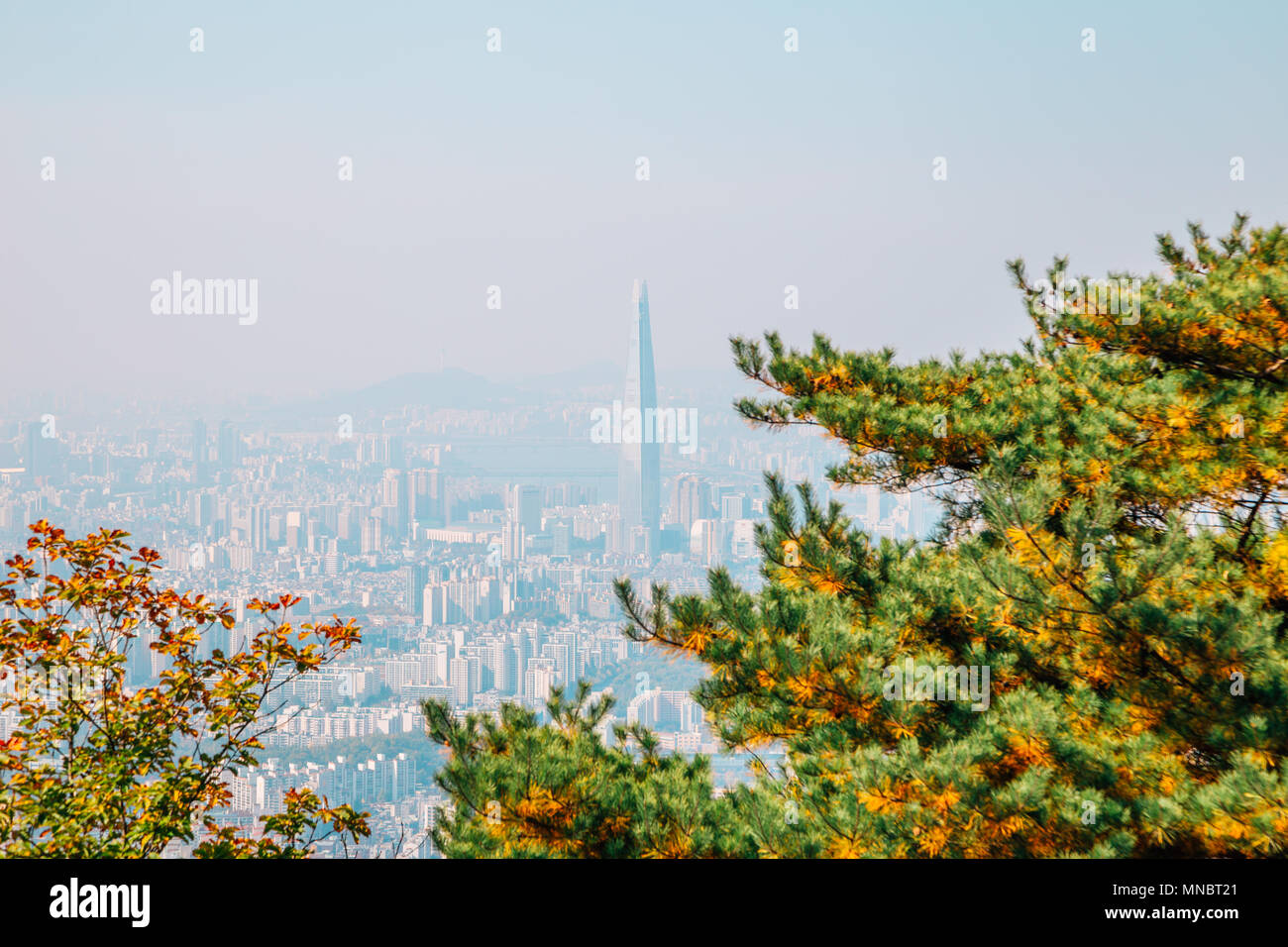 Lotte World Tower und Seoul Stadt Blick von Namhansanseong Festung in Gwangju, Korea Stockfoto