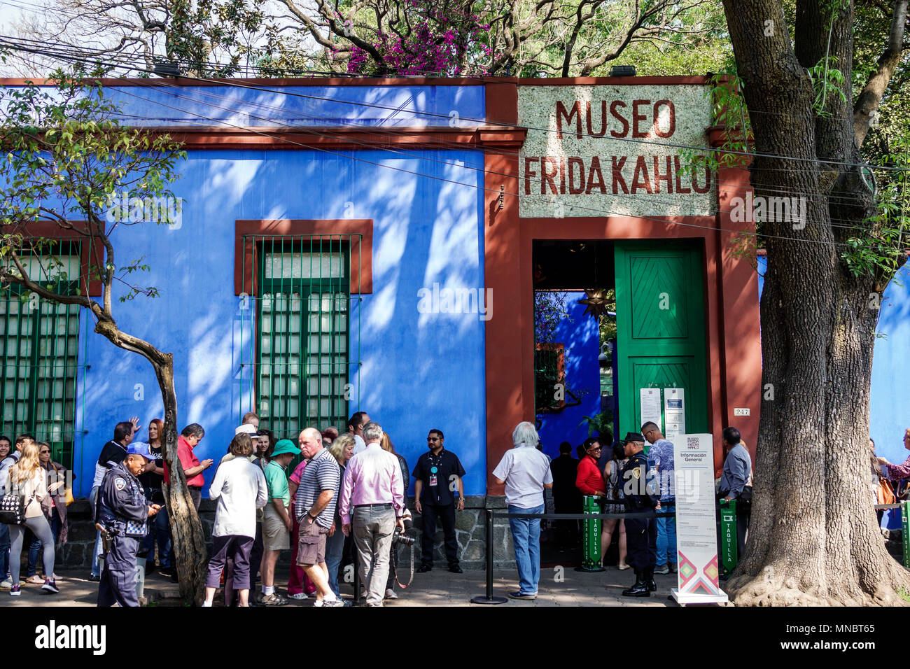 Mexiko-Stadt, mexikanisch, lateinamerikanisch, lateinamerikanisch, ethnisch, Coyoacan, Del Carmen, Frida Kahlo Museum Museo Frida Kahlo, La Casa Azul, Blue House, Außenansicht Stockfoto