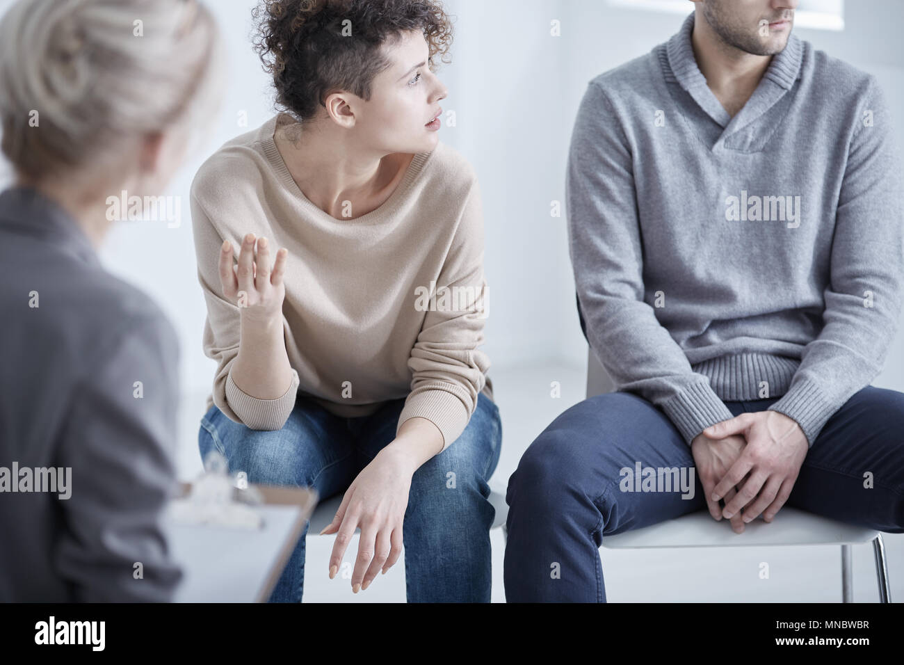 Eheberater und junges Paar mit ehelichen Problem Stockfoto