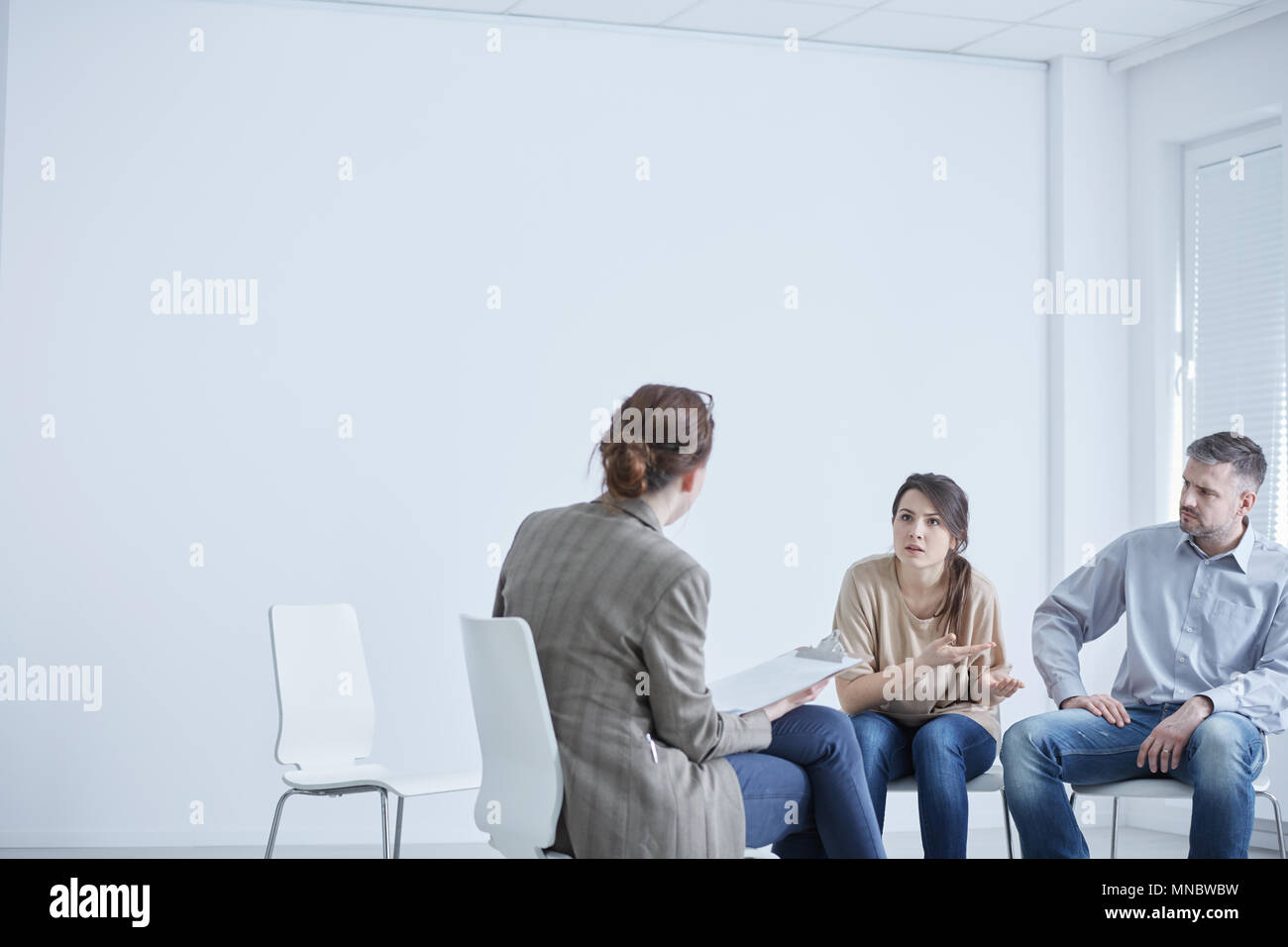 Unzufrieden und wütend paar Gespräche mit Therapeuten Stockfoto