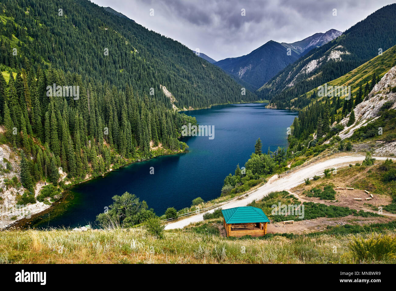 Schöne Sicht des ruhenden Haus und Mountain Lake Kolsai in Kasachstan Stockfoto