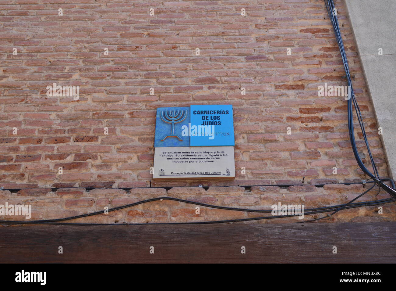 Die Platte, die die alte Abgrenzung des Jüdischen Viertels in diesem Fall die Metzgerei. Architektur Reise Geschichte. Mai 5, 2018. Alcala de Henares Stockfoto