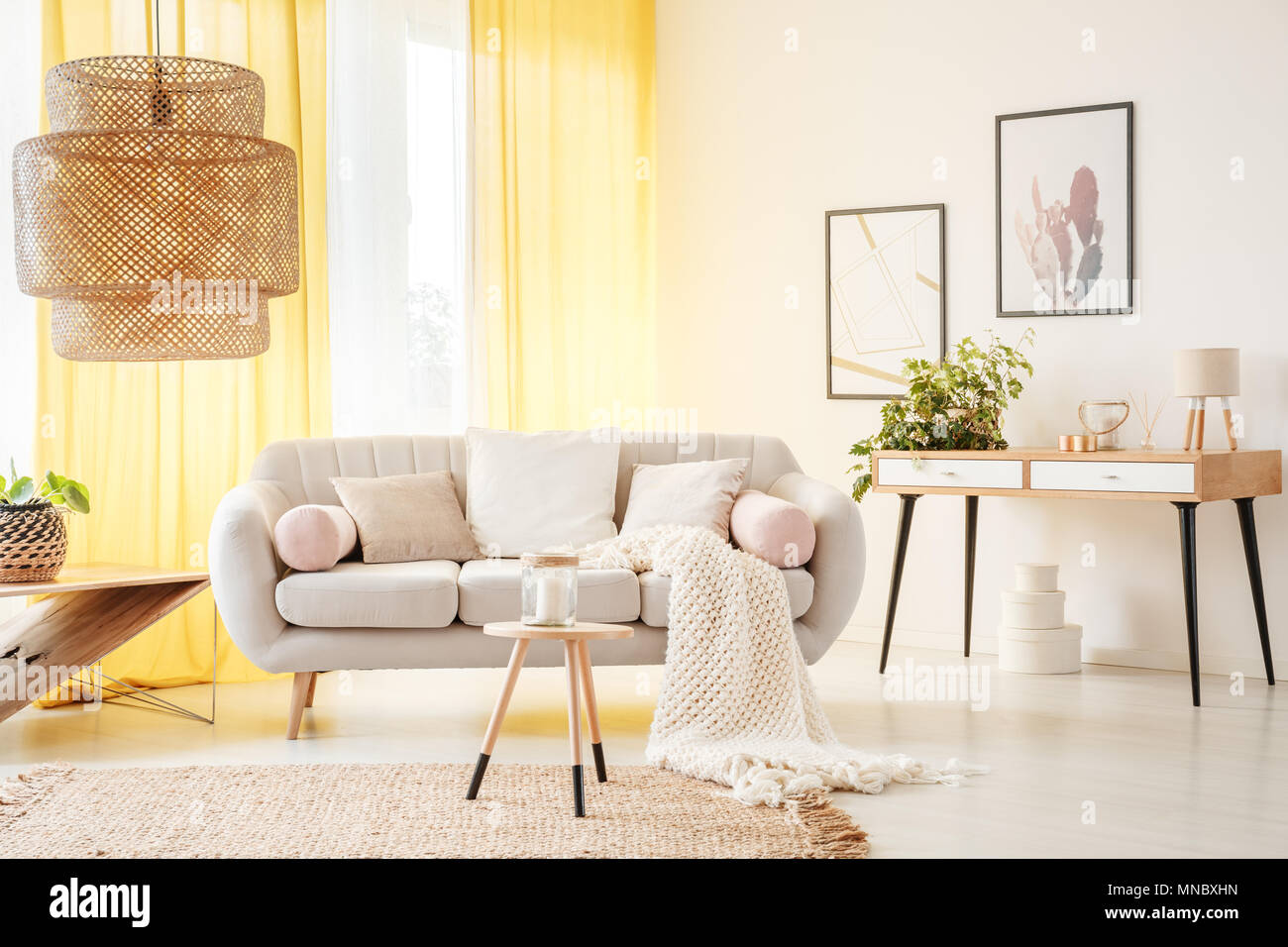 Leuchte aus Rattan und Holz Hocker auf dem Teppich in warmen böhmischen