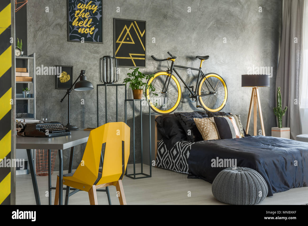 Hipster in Grau mit Büro und Schlafzimmer kombiniert Stockfoto