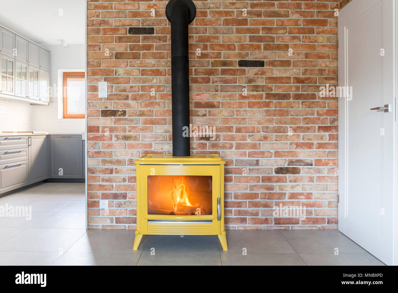 Loft Mit Red Brick Wall Und Gelb Freistehende Herd Stockfoto