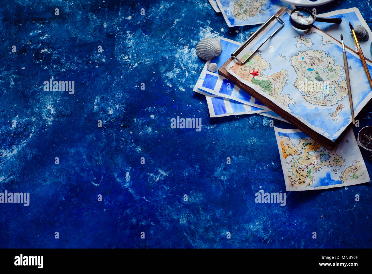 Handbemalt fantasy Karte auf einem blauen Hintergrund mit kopieren. Artist Arbeitsplatz mit Aquarell Skizzen. Kreative reisen Konzept. Stockfoto