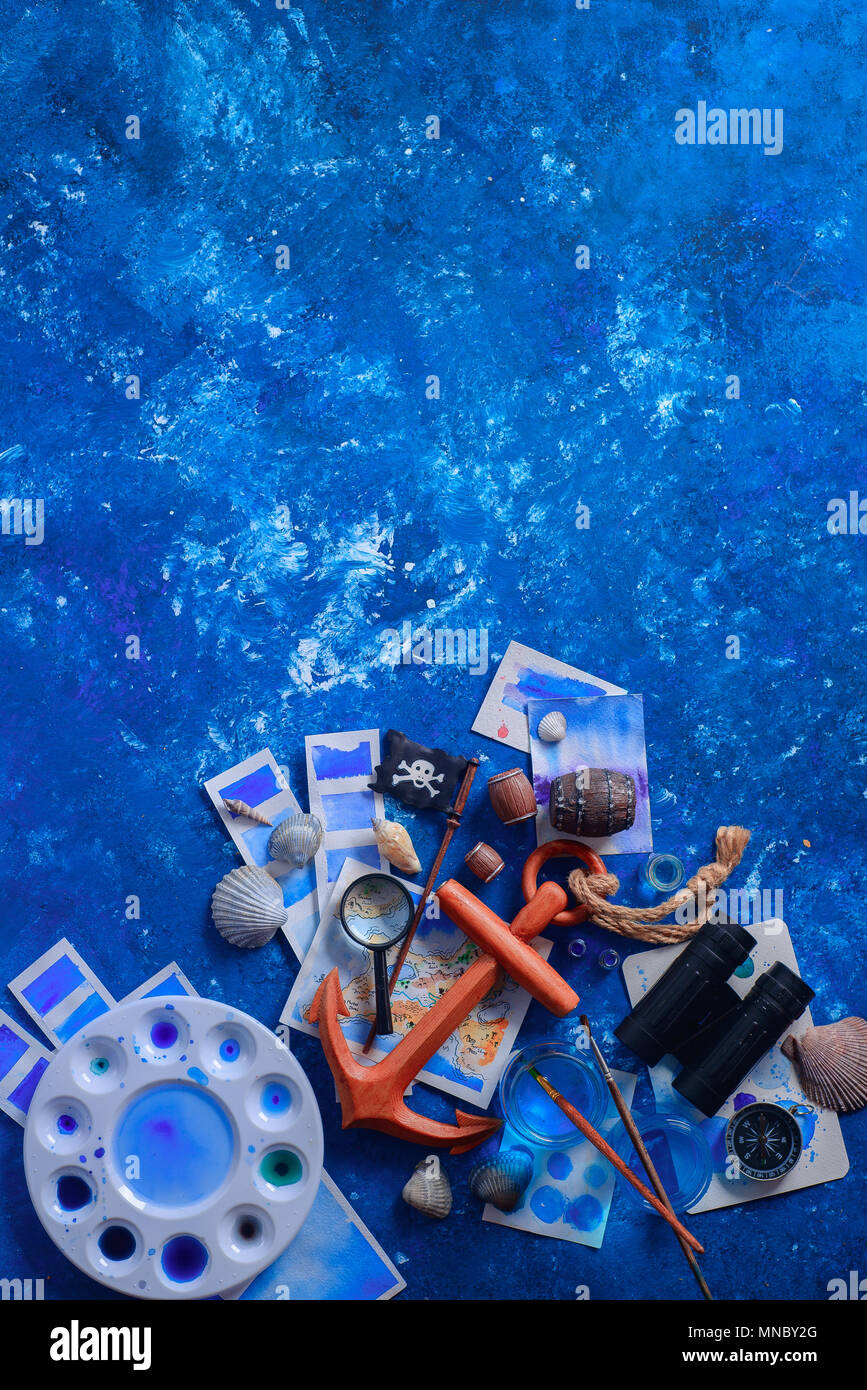 Artist Arbeitsplatz mit Aquarell Skizzen, Muscheln, Holz- Anker und Kompass auf einem blauen Hintergrund mit kopieren. Kreative reisen und Paintin Stockfoto