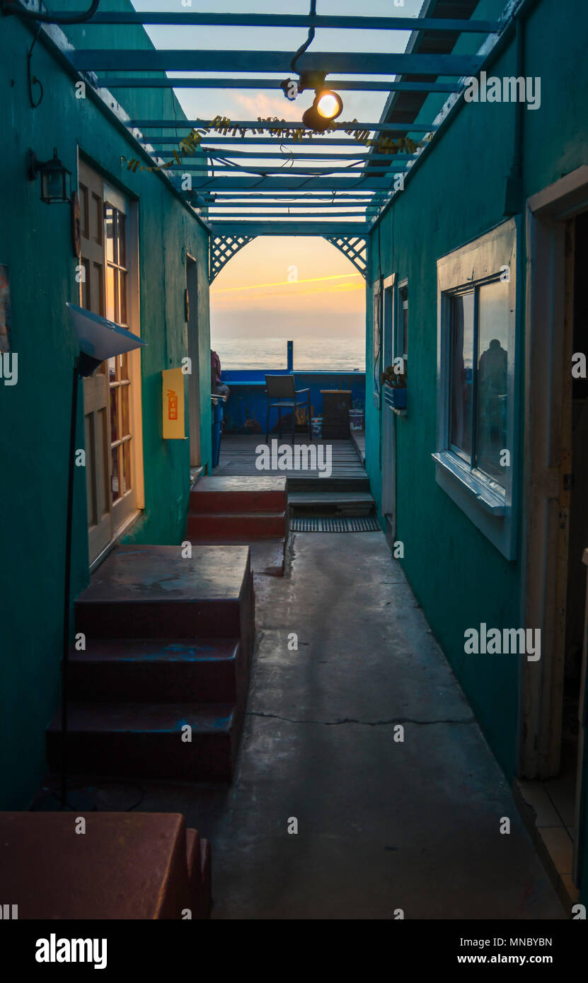 Hostel mit Blick auf das Meer während der Goldenen Stunde Stockfoto