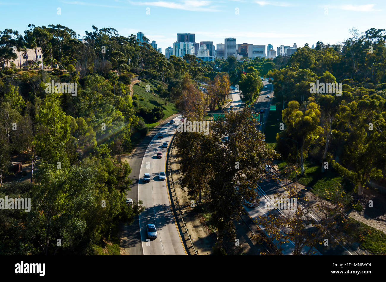 Die Autobahn führt zu San Diego Downtown mit hohen Gebäuden im Hintergrund Stockfoto