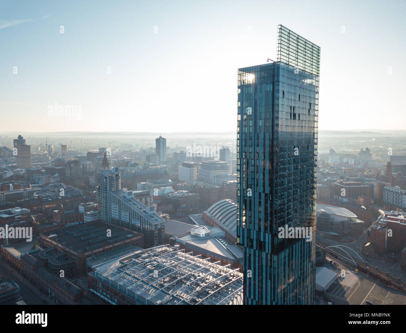 Manchester City Centre Drone Luftaufnahme über Gebäude arbeiten Skyline Bau blauer Himmel Sommer Beetham Tower Deansgate Stockfoto