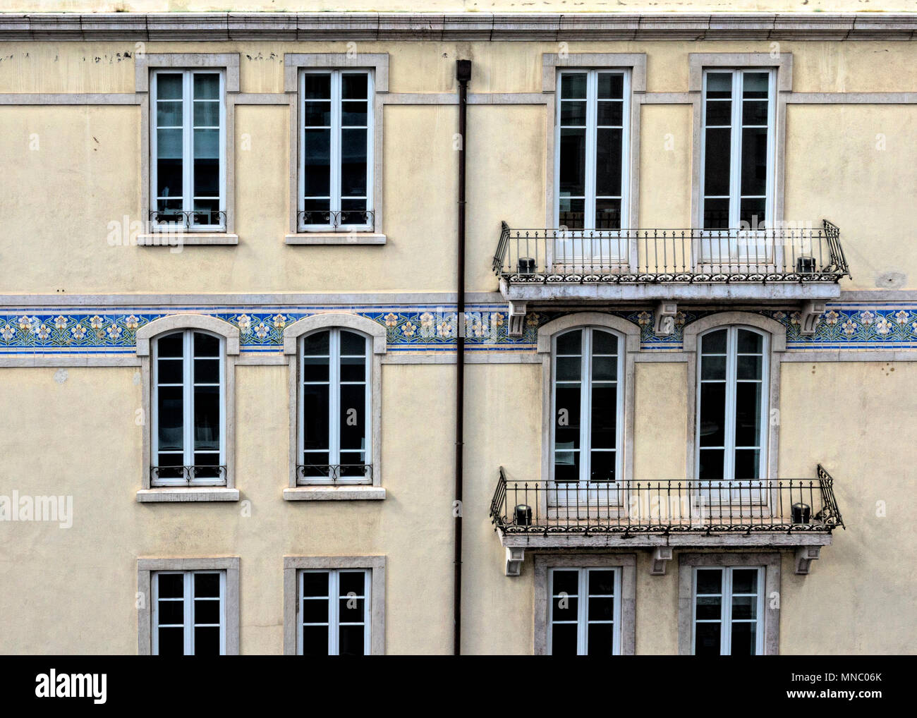 Abschnitt einer Office Block mit abwechslungsreichen Fenster, Balkone und dekorative Fliesen Stockfoto