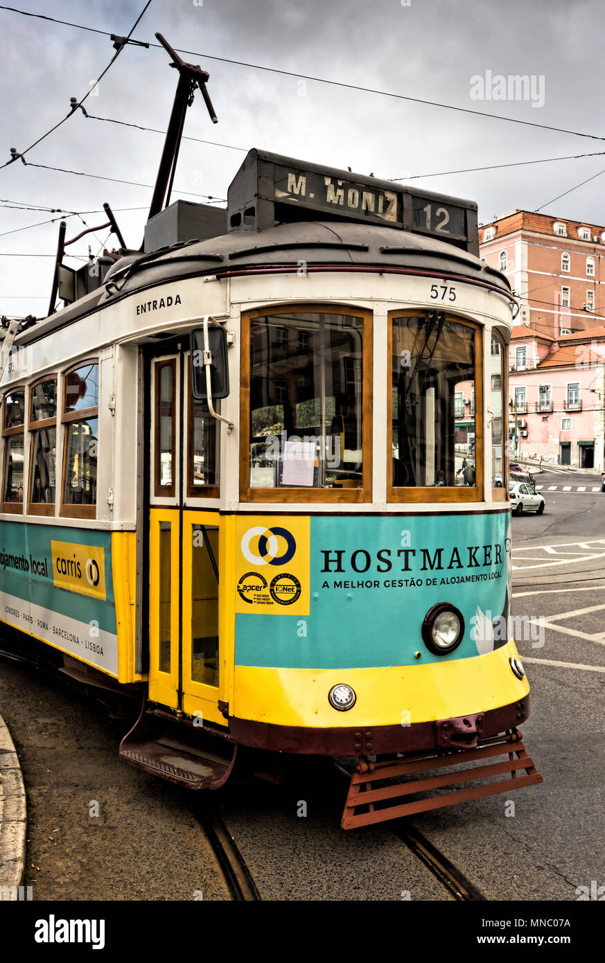Straßenbahn nanzahl 12 Auf dem Rundweg zu Martim Moniz, durch Graca, Baixa und der Altstadt Alfama Stockfoto